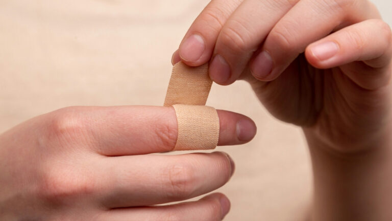 how to bandage finger tip